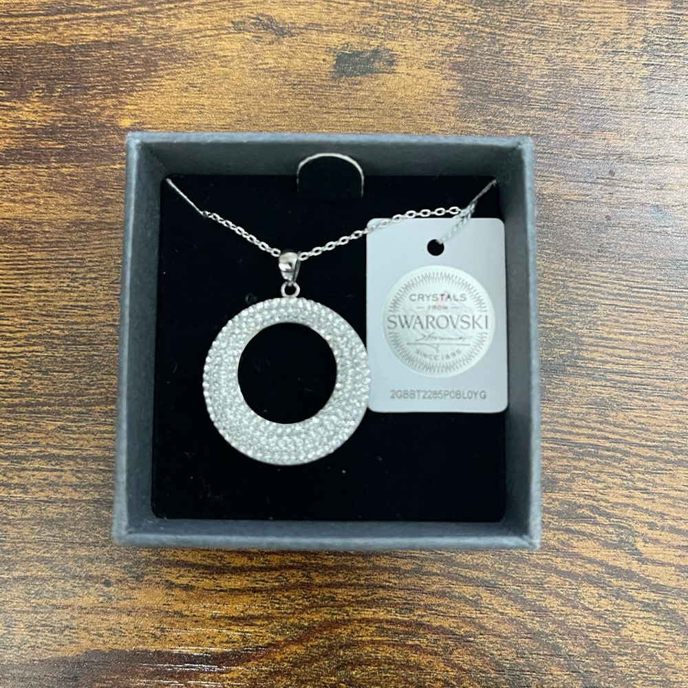 NIB Nic And Syd ($89USD) Necklace W/ Swarovski Ring Pendant